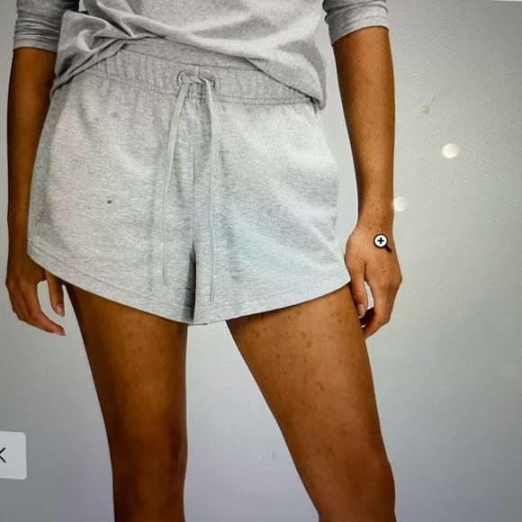 Inner Glow High Rise Short in Heathered Core light Grey